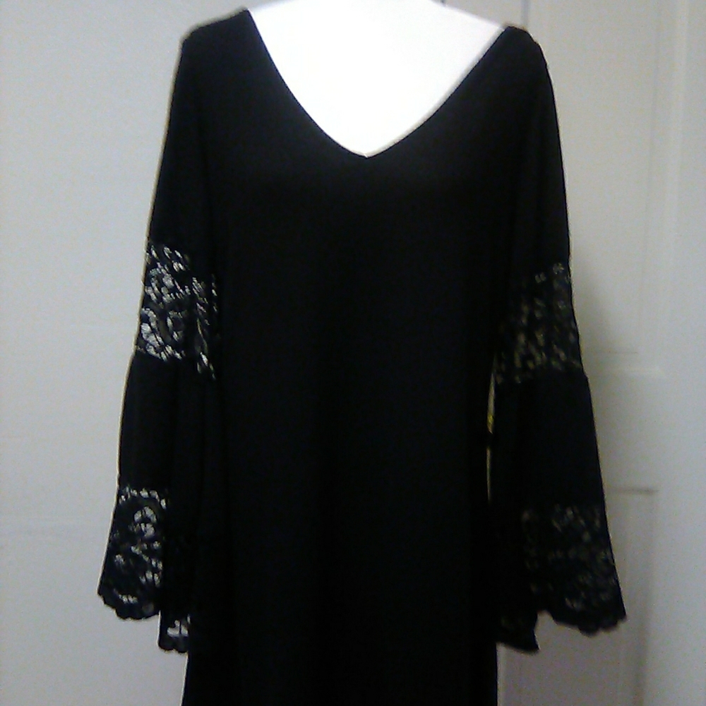 🎁 The Vanity Room Lil Black dress